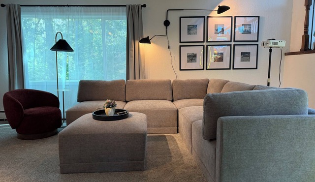 Superb 3-bedroom 3 Full bath townhome 5 mins to Airport