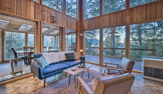 Swanhouse. Waterfront home. Walk to trails!