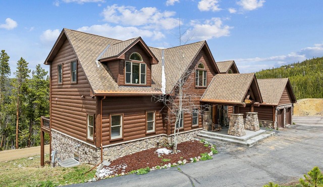 Swift Getaway: Great Views - Private Hot Tub - Game Room - Dog Friendly!