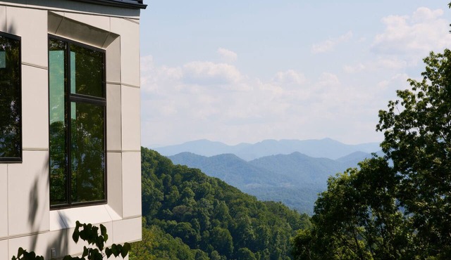 Telescopic | 3BR mountain-view home in Marshall with 3 baths and king beds