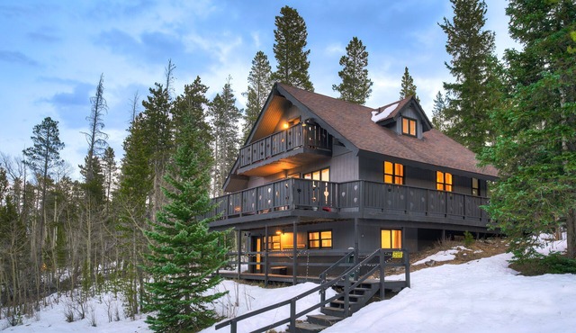 The Apres Chalet on Peak 7, Private Hot Tub, Locaton & Great Views!
