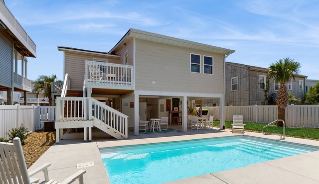 The Beach House: Private pool, Close to Beach!