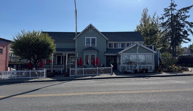 The Bee Hive - Heart of Friday Harbor - 2BR Condo, WiFi, AC, Walk to Everything!