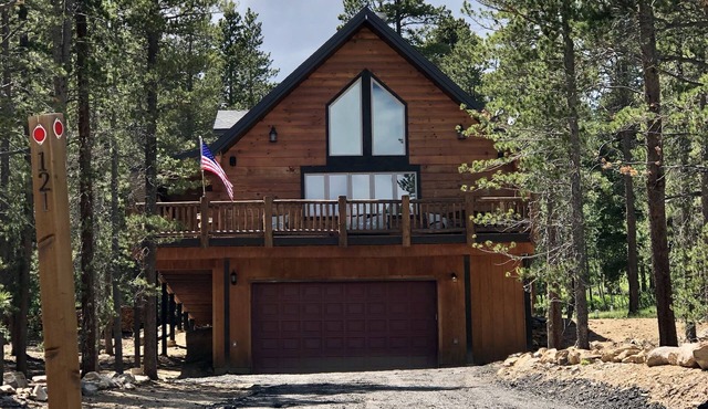 The Fabulous BlackHawk Log Cabin Family and Pet - friendly