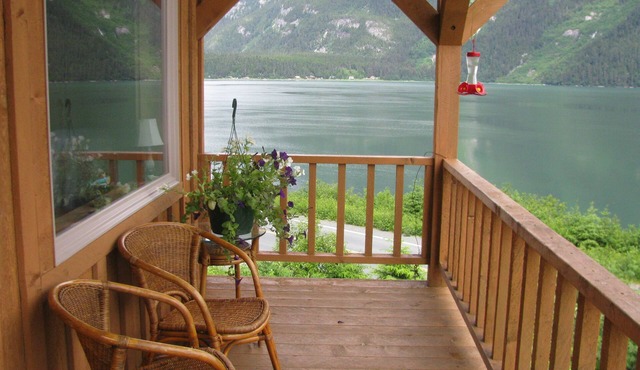 The Gathering Place Cabin #1, rustic cabin on the water, close to Chilkoot River