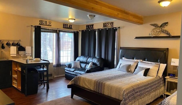 The Orca at AlaskInn - Oceanside suite