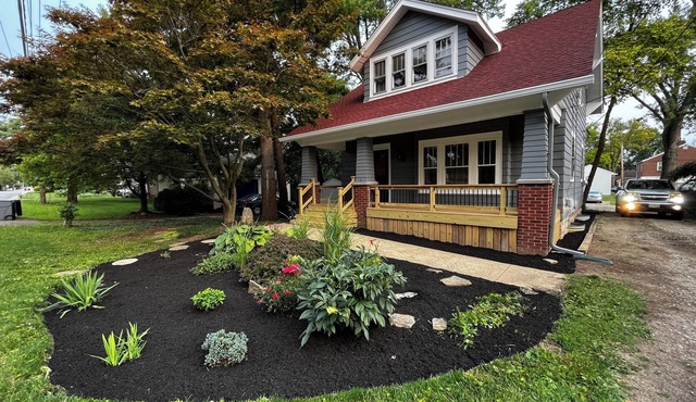 "The Owl's Nest" Updated Craftsman home overlooking Old Town Park.