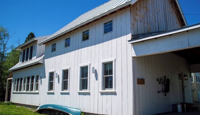 The Rangeley Retreat: Incredible Downtown Home walking distance to Main Street