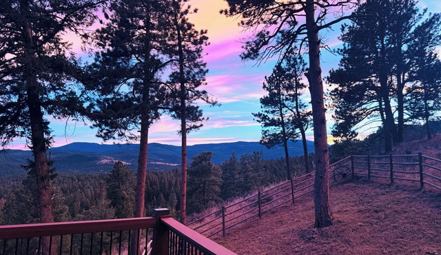 The Red Rocks Backstage Oasis – A Creative Haven Near the Amphitheater Sleeps 25