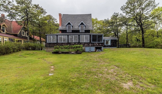This single-family cottage is on 100 ft. of oceanfront with stunning ocean views!