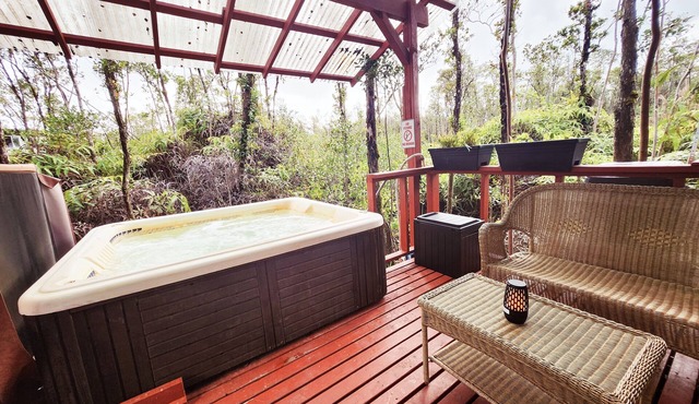 tiny home 6 w/private hot tub surrounded by nature near Volcano National Park