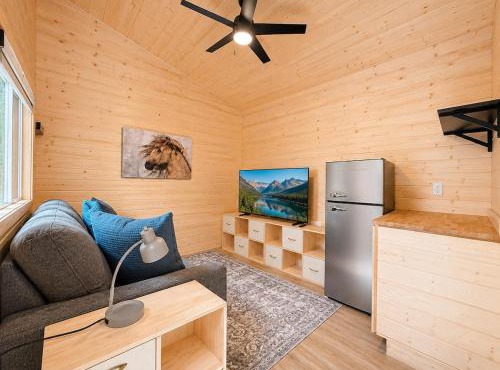 Tiny Home Retreat at Mt Rainier with Hot Tub & Sauna
