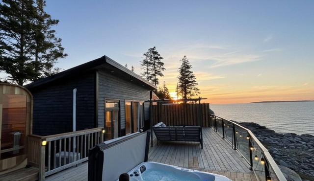 Tiny Oceanfront Retreat - Hot and Sauna