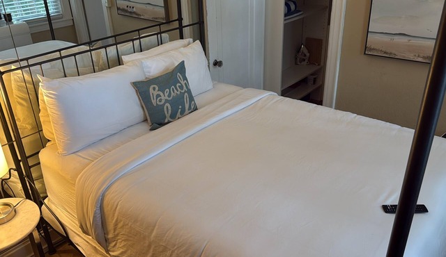 Tiny Rustic Studio in Palm Beach Island by Breakers Hotel in Palm Beach