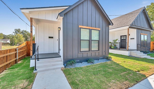 Tiny Twin Mia, Charming 2-bedroom house in wonderful Waco- fully furnished
