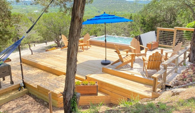 Top-rated! Gated 4-acre with game room, XL SwimSpa, Fire pit
