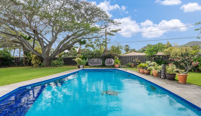 Tropical Gardens,4 Bdr, Large Yard, Pool, 5 min Walk to Beach,Koi Pond, Kailua