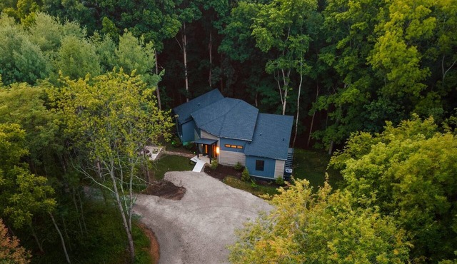 Twelve34 House, Penthouse in the Trees, Luxury Hocking Hills, Trails