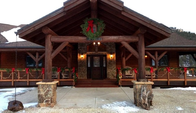 Two fireplaces! Nemo Winter Lodge Sleeps 16, comfortably. Perfect winter vacay! in Nemo