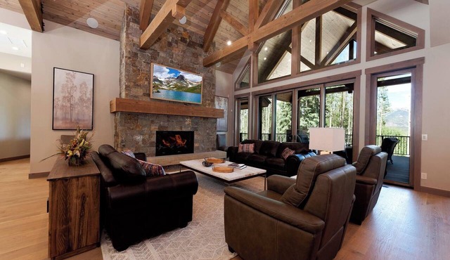 Ultra Luxury Mountain Retreat on 9 Acres - 4 Miles to Purg - Hot Tub/BBQ/AC