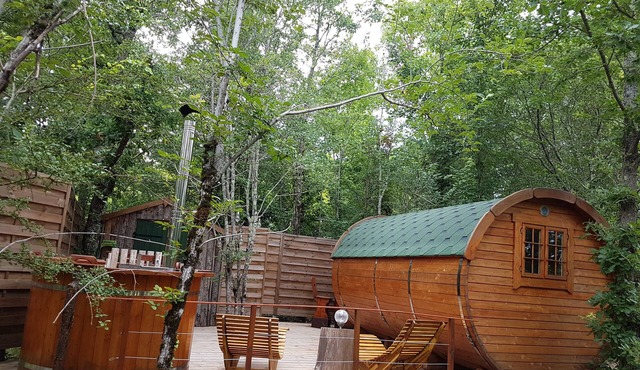 Unique Accommodation: A barrel with a bathroom, a terrace, and a private Nordic bath in Monclar-de-Quercy
