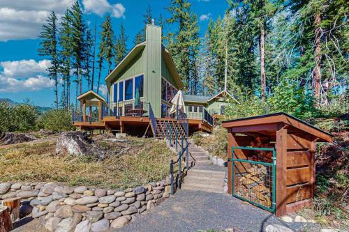 Unique riverfront home & cabin with amazing views deck & W&D - dog-friendly