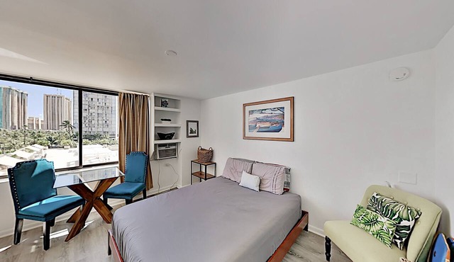 Upbeat Hawaiian Monarch Studio | Pool + Gym