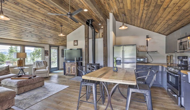 Updated Cabin w/Hot Tub ~ 11 Mi to Winter Park!