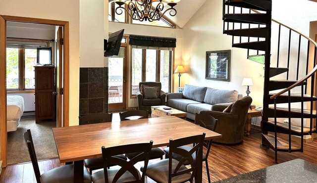 Updated Condo-Access to Multiple Heated Pools-HotTubs-Gym-Garage-Walk to Mtn/Steps to Free Town Bus