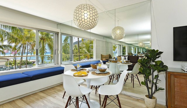 Upgraded Beachfront Studio on Quiet Waikiki beach with Swimming/Surfing!