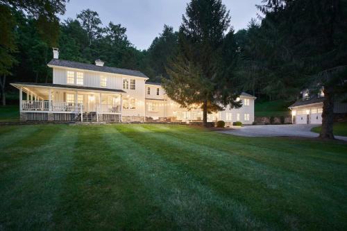 Valley Farmhouse Retreat