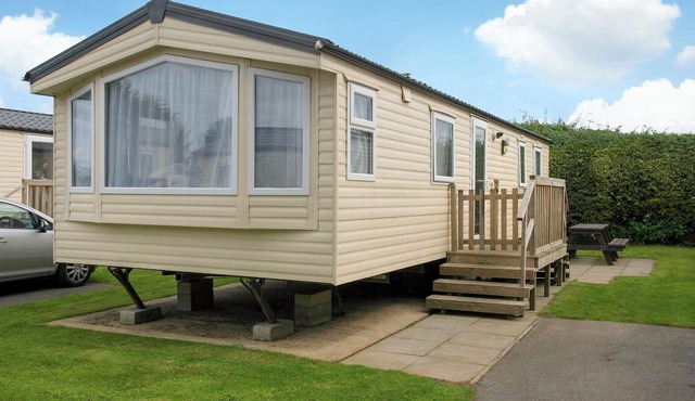 Very comfortable, modern and contemporary caravan with one double and two twin. in Mappleton