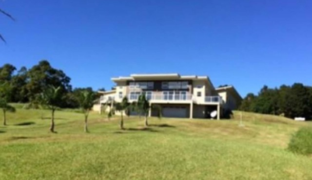 Volcanoes National Park - minutes away. 25 acre Nature Lodge