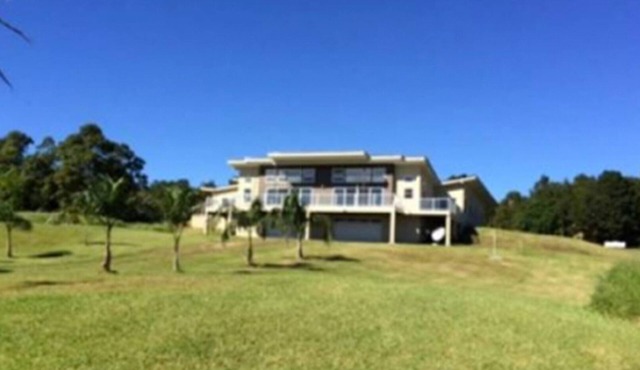 Volcanoes National Park - minutes away. 25 acre Nature Lodge
