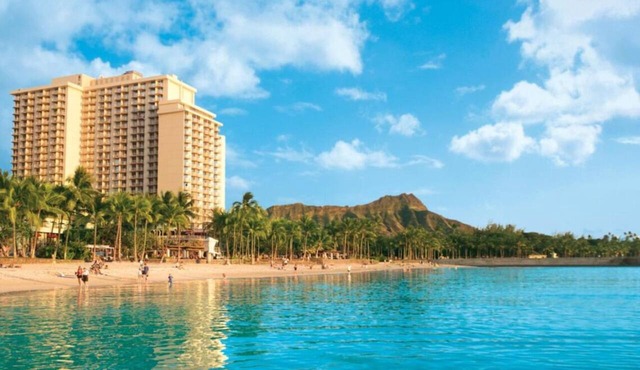 Waikiki Getaway! Private Balcony, Parking! Close to Honolulu Zoo & Kuhio Beach!