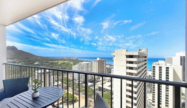 Waikiki Sunset 26th fl w/free parking & beach gear