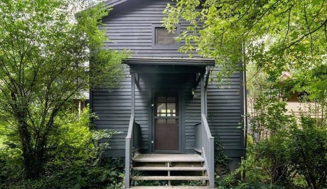 Walk Everywhere- Cute Downtown Carriage House with Yard