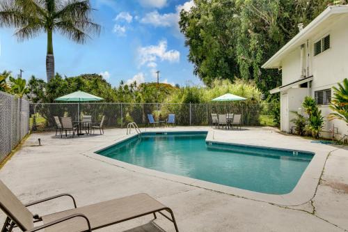 Walk to Downtown Hilo: Condo w/Pool Access!