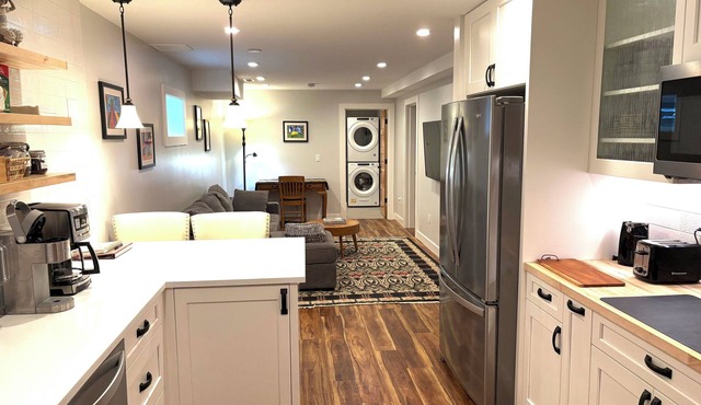 Walkable Central District Getaway Near Downtown, Hospitals and Universities