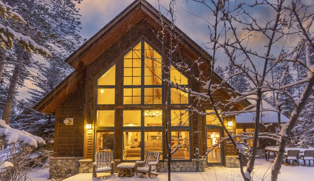 Warm, Spacious, and Elegant Breckenridge Home near golf course, hot tub, arcade machine, foosball