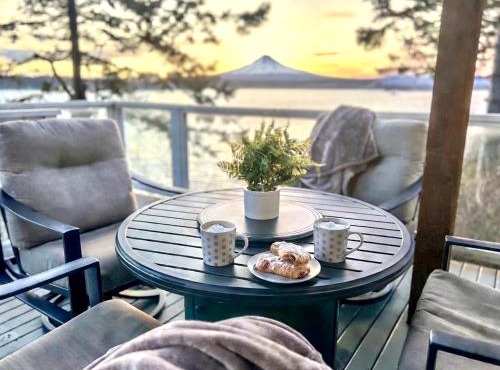 Waterfront, 2 Decks, Mt Baker Views, Walk to Town
