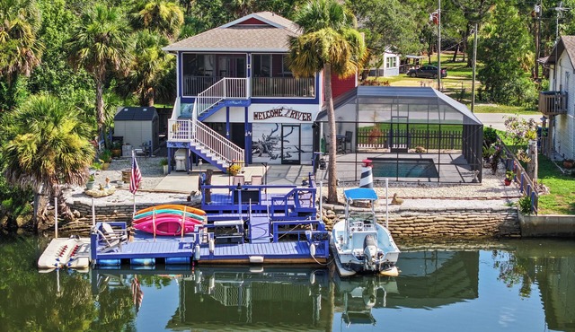 WATERFRONT at Weeki Wachee w/heated swimming pool, docks, Kayaks & elevator