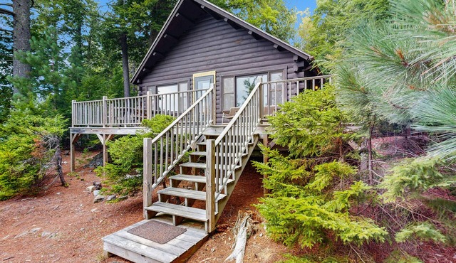 Waterfront cabin with amazing views from the deck & lake access