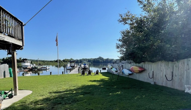 Waterfront cottage on the Chesapeake Bay located 5 minutes from two state parks. in Sparrows Point