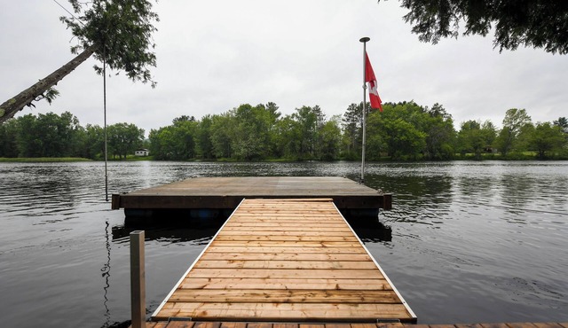 Waterfront Escape - Hot Tub, Large Dock, Beach Volley Ball, Fire Pit, King Beds in Palmer Rapids