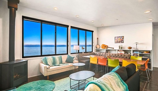 Waterfront Haven with Spectacular View in Bainbridge