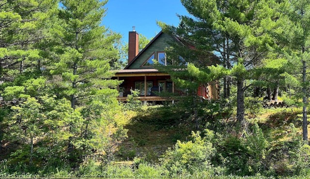 Waterfront Lodge | FirePit+Bunkie+Watercrafts+BBQ in Central Frontenac