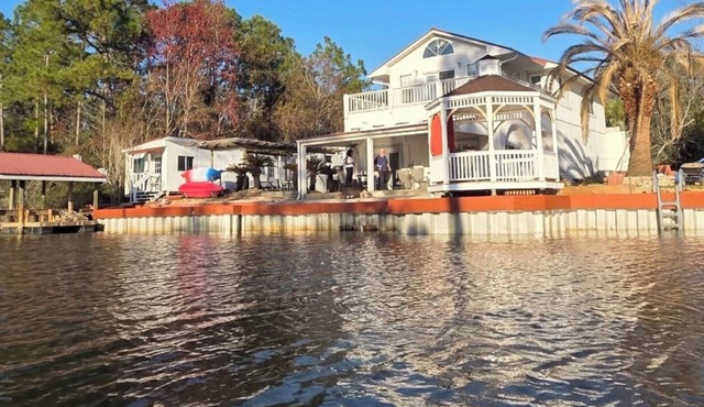 Waterfront Mediterranean 5-bedroom house, WiFi & AC in charming Milton/Pensacola