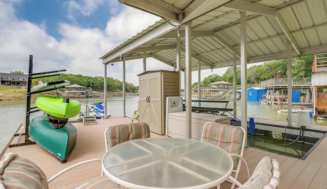 waterfront, multi level gated deck + Kayaks! in Chico