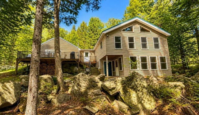 Waterfront pet friendly cabin with private dock and mooring